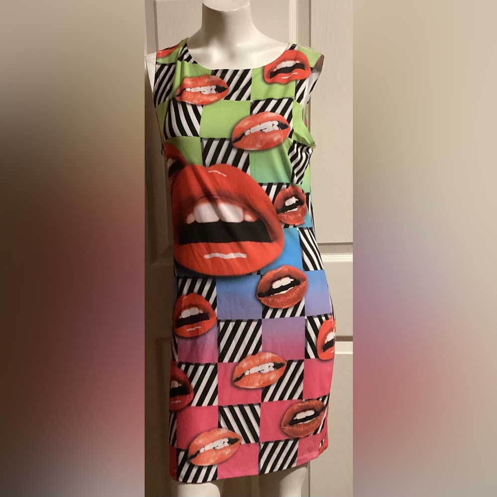 FUN DRESS WITH RED LIPS